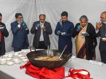 In Pics :   अर्थसंकल्प सादर करण्यापूर्वी 'हलवा समारंभ', अर्थमंत्र्यांकडून 'युनियन बजेट मोबाइल अॅप'  लाँच