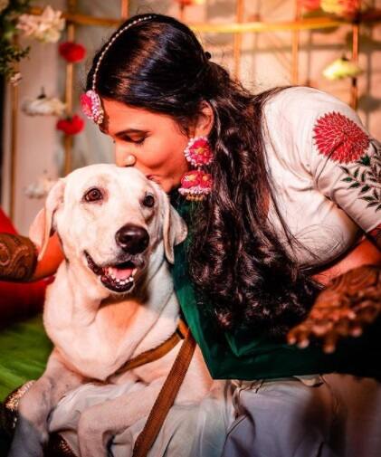 मितालीनं तिच्या अतिशय जवळच्या आणि लग्नातील एका करवलीचंही छायाचित्र पोस्ट केलं आहे. (छाया सौजन्य इन्स्टाग्राम- मिताली मयेकर/ @gaatha.co.in) 