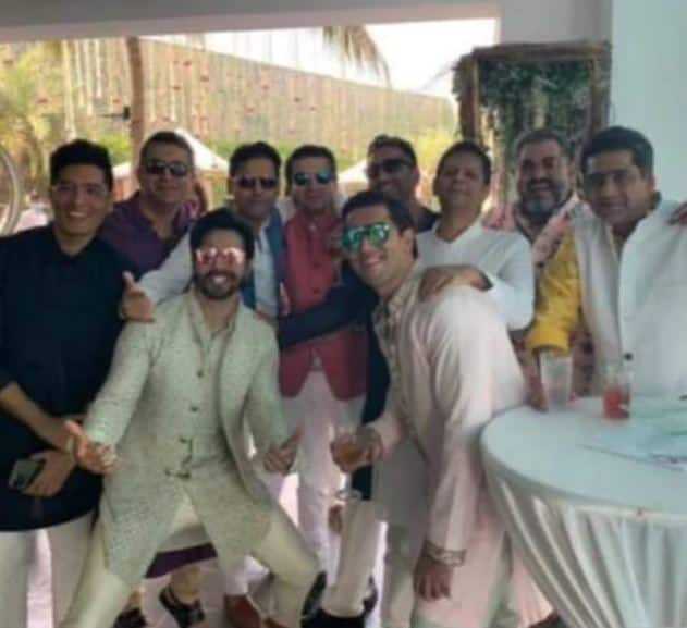 त्याचसोबत एक आणखी फोटो समोर आला आहे. या फोटोमध्ये वरुण त्याच्या मित्रमंडळींसोबत धमाल करत असल्याचं पाहायला मिळत आहे.
