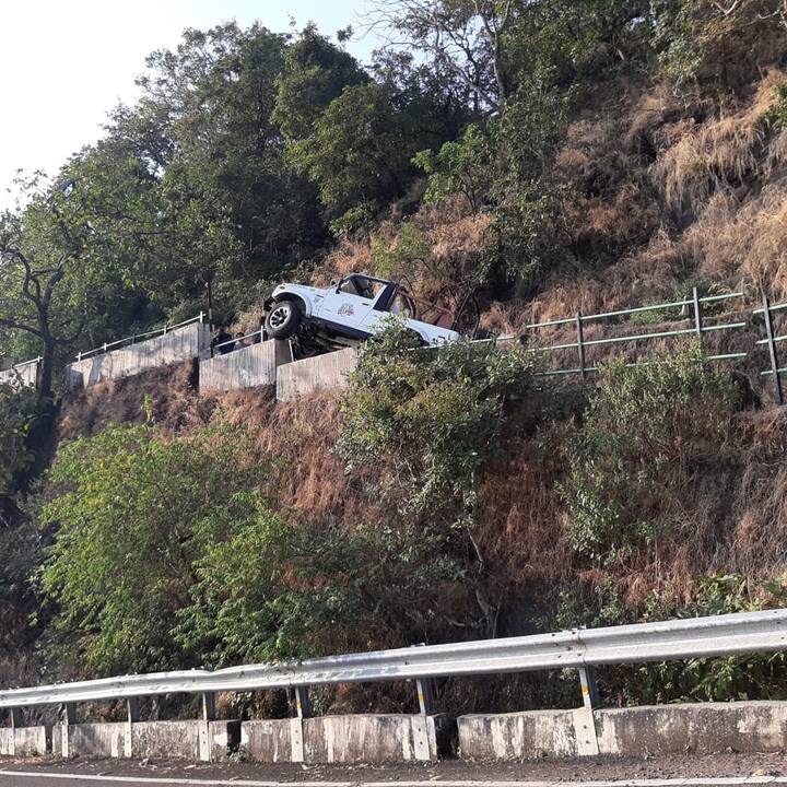 माथेरानच्या घाटात एक गाडी खाली कोसळता कोसळता वाचली. 