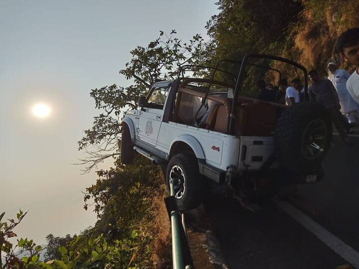 चालकाचा गाडीवरचा ताबा सुटला आणि ही गाडी कठड्यावर जाऊन आदळली. 