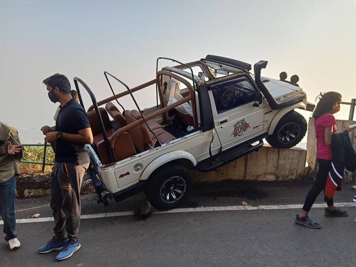 दैव बलवत्तर म्हणून ही गाडी कठड्यावरच अडकली. 