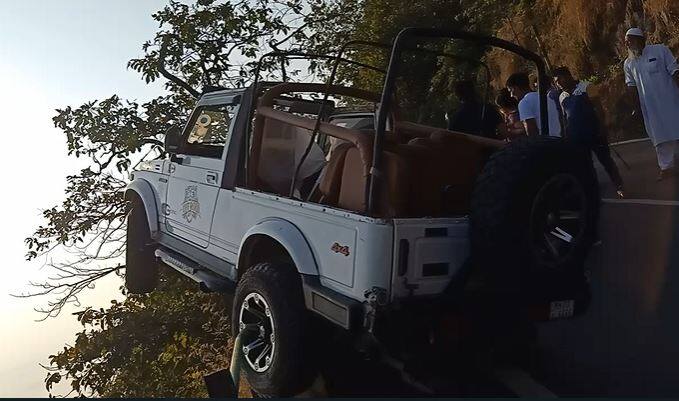 गाडीतील सर्व प्रवासी सुदैवानं बचावले आहेत. 