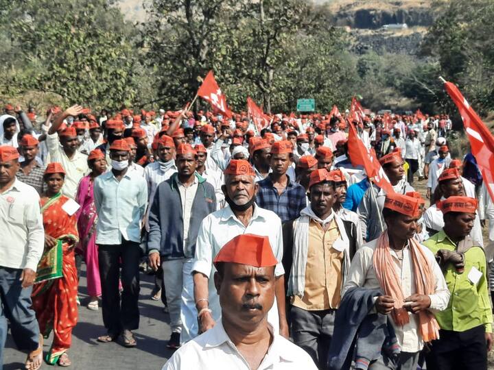 नाशिकच्या ईदगाह मैदानापासून निघालेला किसान सभेचा मोर्चा आज दुपारी मुंबईतील आझाद मैदानात येऊन पोहचणार आहे. हजारो शेतकरी या मोर्चात सहभागी झाले असून हे लाल वादळ नाशिक कसारा घाटामार्गे शहापूर तालुक्यातून मुंबईत दाखल होणार आहे.