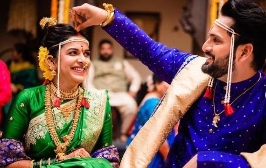 लोणावळ्यापाशी असणाऱ्या ढेपे वाडा येथे मिताली आणि सिद्धार्थचा विवाहसोहळा नुकताच पार पडला. हळद, मेहेंदी अशा सर्व समारंभाची छायाचित्र चाहत्यांच्या भेटीला आणल्यानंतर आता या जोडीनं त्यांच्या लग्नातील काही खास क्षणही सर्वांसमोर आणले आहेत. (छाया सौजन्य इन्स्टाग्राम- मिताली मयेकर/ @gaatha.co.in) 
