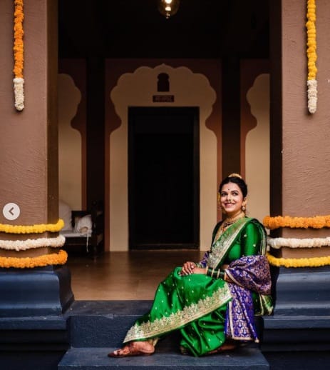 तर, मितालीनं हिरव्या रंगाची साडी नेसत पेशवाई लूकनं या दिवसाची शोभा आणखी वाढवली. वा़ड्यात लग्नसोहळ्याचं आयोजन करण्यात आल्यामुळं मिताली आणि सिद्धार्थ या दोघांनीही एकमेकांना आणि अर्थातच या वा़तावरणाला साजेशी वेशभूषा करण्याला प्राधान्य दिलं होतं. (छाया सौजन्य इन्स्टाग्राम- मिताली मयेकर/ @gaatha.co.in) 