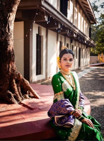 सुरेख अशा वाड्यामध्ये ही सेलिब्रिटी जोडी विवाहबंधनात अडकली. इथं दोघांचेही कुटुंबीय आणि काही खास मित्रांची उपस्थिती होती. यामध्ये काही सेलिब्रिटींची हजेरी पाहायला मिळाली. (छाया सौजन्य इन्स्टाग्राम- मिताली मयेकर/ @gaatha.co.in) 