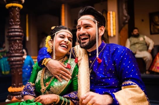 विवाहसोहळ्यासाठी सिद्धार्थने जांभळ्या आणि सोनेरी अशा रंगांची रंगसंगती असणारी वेशभूषा केली होती. (छाया सौजन्य इन्स्टाग्राम- मिताली मयेकर/ @gaatha.co.in) 