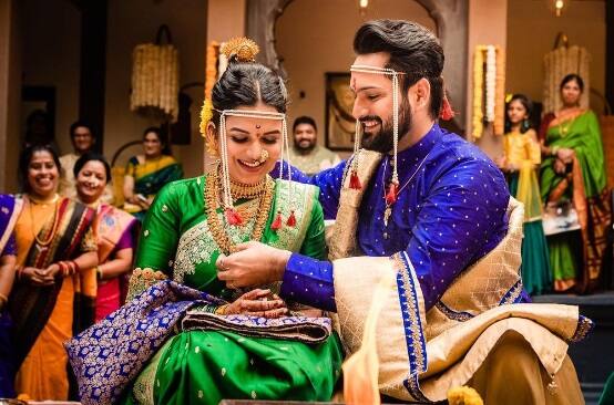 सोशल मीडियावर या दोघांनीही आपण विवाहबंधनात अडकल्याचं सांगत ज्यावेळी छायाचित्र पोस्ट केली, तेव्हा चाहत्यांनी त्यांच्यावर शुभेच्छांचा वर्षाव करण्यास सुरुवात केली. (छाया सौजन्य इन्स्टाग्राम- मिताली मयेकर/ @gaatha.co.in)
