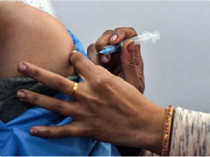 Coronavirus Vaccination Drive: India ranks third among the top recipients of Covid-19 vaccine Coronavirus Vaccination Drive: कोरोनाच्या सर्वाधिक लस देणाऱ्या अव्वल देशांमध्ये भारत तिसऱ्या स्थानावर, 57.75 लाखांहून अधिक जणांचं लसीकरण