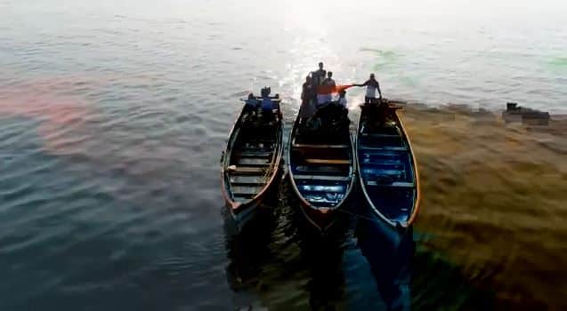 ते तीन बोटींद्वारे सुमारे तीन किलोमीटर आत समुद्रामध्ये गेले. यानंतर दांडी बीच समुद्रात निसर्गपूरक खाण्याचे रंग आणि मत्स्य खाद्य वापरुन 400 फूट लांब भारताचा तिरंगा साकारला. भारतीय प्रजासत्ताक दिनानिमित्त एक आगळीवेगळी सलामी देण्यात आली. 