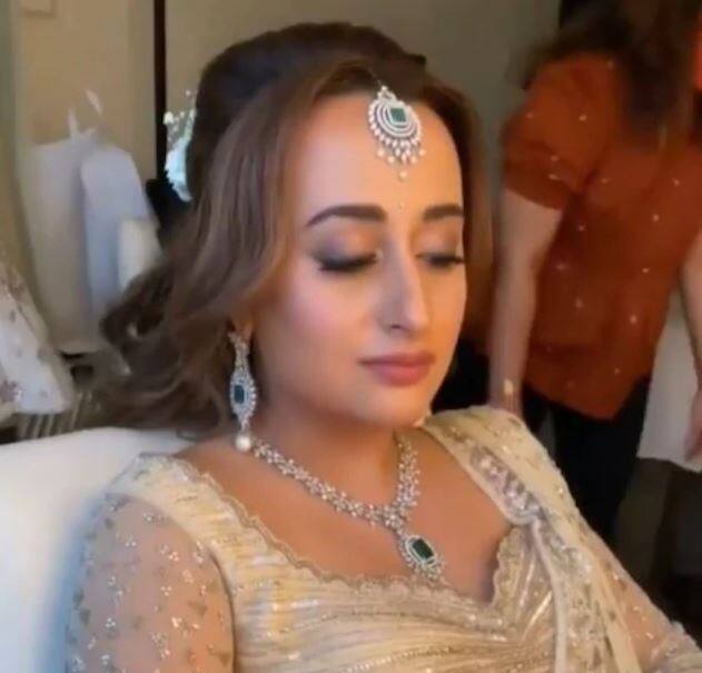 लग्नासाठी तयार होतानाचा नताशाचा फोटो सध्या सोशल मीडियावर व्हायरल होत आहे. 