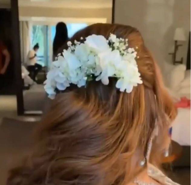 आपल्या हेअरस्टाईलसाठी तिने पांढऱ्या रंगाच्या फुलांची निवड केली होती. 