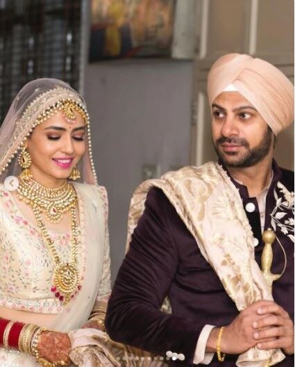 त्याचा पहिला विवाह त्याची बालमेत्रिण देविका मेहरासोबत झाला होता. परंतु, काही दिवसांनी दोघांनी एकमेकांपासून वेगळं होण्याचा निर्णय घेतला.