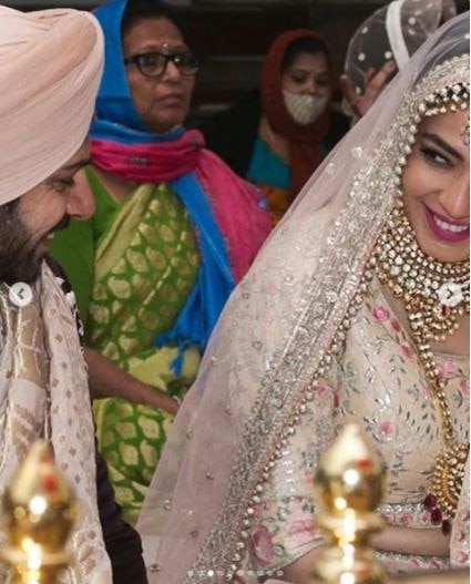 करणवीर मेहरा आणि निधि सेठ एकमेकांना गेल्या अनेक वर्षांपासून डेट करत आहेत.