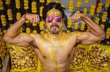 Varun Dhawan Haldi Photos: हळदी समारंभात वरुण धवनची बॉडी बिल्डिंग, फोटो पहा