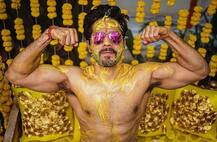 Varun Dhawan Haldi Photos: हळदी समारंभात वरुण धवनची बॉडी बिल्डिंग, फोटो पहा