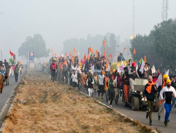 टिकरी बॉर्डरवर विरोध करणाऱ्या शेतकऱ्यांनी पोलीस बॅरिकेट्स तोडून पुढे जाण्याचा प्रयत्न केला.