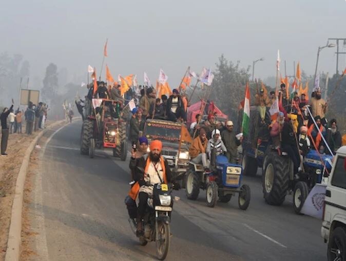 मोठ्या संख्येने शेतकरी ट्रॅक्टर घेऊन कृषी कायद्यांच्या विरोधात प्रदर्शन करत आहेत. नवे कृषी कायदे रद्द करण्याच्या मागणीवर शेतकरी ठाम आहेत.
