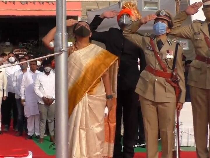 अमरावतीच्या पालकमंत्री आणि राज्याच्या महिला व बाल विकास मंत्री यशोमती ठाकूर यांच्या हस्ते ध्वजारोहणाचा कार्यक्रम पार पडला.