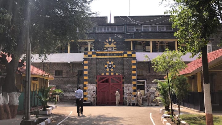 इ.स. 1899 मध्ये चापेकर बंधूना येरवडा कारागृहातच फाशी देण्यात आली. तसेच जनरल वैद्य यांच्या हत्येप्रकरणी कुप्रसिध्द जिंदा व सुखा यांना सुध्दा येरवडा कारागृहातील वधस्तंभावर फाशी देण्यात आली आहे.