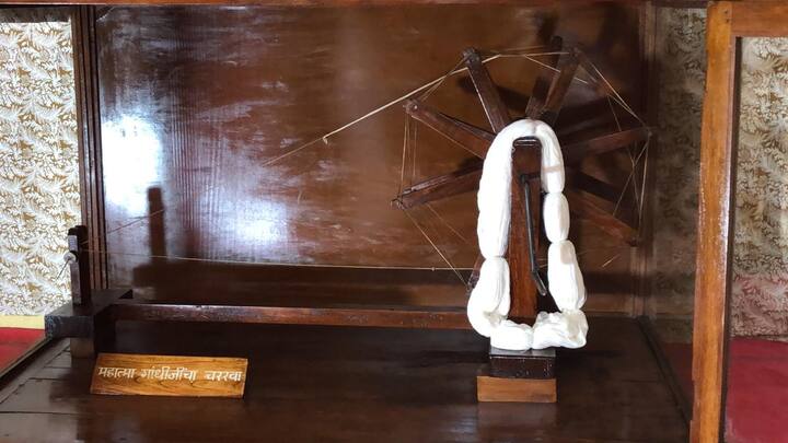 महात्मा गांधीजींना बराच कालावधी या तुरुंगात काढावा लागला. त्यांच्याशी संबंधित प्रत्येक गोष्टीचे जतन केलं गेलंय.