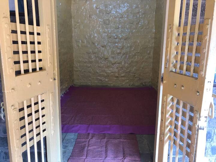 शाळा/कॉलेज/विद्यापीठ व शैक्षणिक आस्थापना तसेच नोंदणीकृत अशासकीय संस्थाना ही ऐतिहासिक ठिकाणे पाहता यावीत या दृष्टीकोनातून गृह विभाग याद्वारे प्रथमतःच 'जेल पर्यटन' सुरु करीत आहे. यामुळे विद्यार्थी आणि शैक्षणिक आस्थापना, अशासकीय संस्थाच्या प्रतिनिधींना भारतीय स्वातंत्र्य चळवळीतील आणि येरवडा कारागृहात घडलेल्या इतर ऐतिहासिक घटना पाहता व अनुभवता येतील.