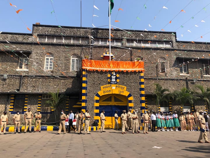 हे महाराष्ट्रातील सर्वाधिक मोठं जेल आहे. तब्बल 512 एकर परिसरात पसरलेल्या या जेलमध्ये एकाच वेळी 5000 कैदी राहू शकतात. दक्षिण आशियातील मोठ्या जेलच्या यादीत येरवडाचे नाव आहे.