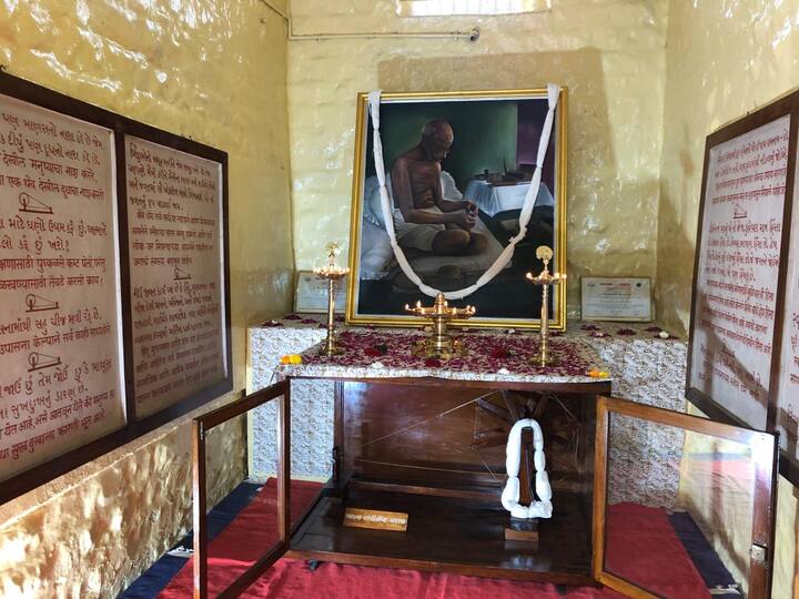  महात्मा गांधी, लोकमान्य टिळक, मोतीलाल नेहरु, पंडीत जवाहरलाल नेहरु, सरदार वल्लभभाई पटेल, सरोजिनी नायडू, सुभाषचंद्र बोस या थोर नेत्यांना ब्रिटिशांनी येरवडा कारागृहात कैद करुन ठेवले होते. या थोर नेत्यांच्या कारावासाची ठिकाणे स्मारक म्हणून जतन करण्यात आलेली आहेत व ब्रिटीश राजवटीपासून स्वातंत्र्य मिळविण्यासाठी या थोर नेत्यांनी केलेल्या त्यागाचे स्मरण देत राहतात.