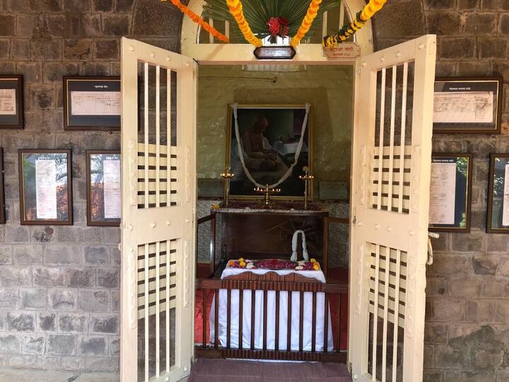 येरवडा कारागृहास पर्यटक म्हणून भेट देणाऱ्या इच्छुक व्यक्तींनी त्यांच्या संस्थेच्या लेटरहेडवर अर्ज करताना पर्यटक म्हणुन भेट देणाऱ्या व्यक्तींची नावे व मुलभुत तपशील याचा उल्लेख करणे आवश्यक राहिल. अधीक्षक येरवडा कारागृह यांच्या yerwadacpmh@gov.in किंवा spycppune@gmail.com या मेलवर अथवा प्रत्यक्षपणे कारागृह येथे किमान सात दिवस अगोदर अर्ज करावा लागेल. 