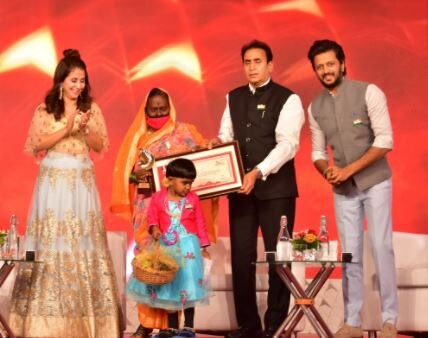 गजराबाई : नातीला मृत्यूच्या जबड्यातून सोडवून साठ वर्षांच्या गजराबाईंनी सोडवून आणण्याची करामत केली होती. नाशिकजवळच्या शेवगे दारणा नावाच्या छोट्याशा खेड्यात चार वर्षांची समृद्धी घराबाहेर खेळत होती. तिच्यापासून काही फुटांवर बिबट्याच्या रुपात काळ उभा होता. बिबट्याने समृद्धीच्या दिशेने झेप घेतली. बिबट्या समृद्धीचा घास घेणार तोच गजराबाई धावून आल्या आणि त्यांनी बिबट्याच्या जबड्यातून समृद्धीला बाहेर खेचलं. समृद्धीला घराच्या आत ढकललं आणि त्या बिबट्यासमोर वाघिणीसारख्या उभ्या ठाकल्या. गजराबाईंच्या धाडसाने शक्तीशाली बिबट्याने माघार घेतली आणि धूम ठोकली.