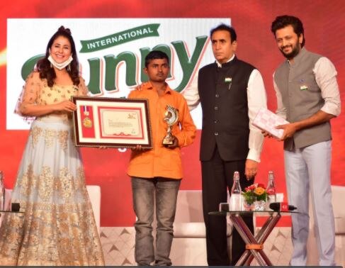 किशोर लोखंडे : बीड येथे राहाणारा किशोर गोवा महामार्गावर पोकलेन मशीन चालवण्याचे काम करीत होता. त्याचवेळी त्याला महाडमध्ये इमारत पडल्याचे समजले. किशोरला तडक तिकडे जाण्यास सांगितले. किशोर तिथे पोहोचला तेव्हा समोर दगड विटांचा डोंगर उभा होता आणि त्याखाली दबले होते काही जीव. त्या जीवांना वाचवण्यासाठी किशोरने तब्बल चाळीस तास पोकलेन मशीन चालवली. दगड विटांचा डोंगर उपसतच राहिला. त्याच्यामुळे अनेकांचे जीव वाचले.