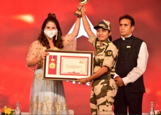 लता बनसोडे : एमएसएफ महिला जवान लता बनसोडे ग्रँट रोड स्टेशनवर ड्युटीवर असताना प्लॅटफॉर्मवरुन चालणारा एक गृहस्थ चक्कर येऊन थेट रुळावर कोसळला. ही बाब लक्षात येताच लता बनसोडे यांनी तडक त्यांच्याकडे धाव घेतली. रुळावर उतरुन त्यांना सावरत असतानाच समोरुन वेगात येणारी लोकल थांबवण्यासाठी प्रयत्न सुरु केले. सुदैवाने मोटरमनने प्रसंग पाहून लोकलचा वेग नियंत्रणात आणला आणि मोठा धोका टळला.