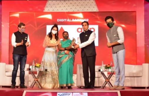 कांता कलन : माहीम येथे फुटपाथवर राहाणाऱ्या कांत कलन फूल विकून चार जणांचा संसार सांभाळतात. मुंबईत पावसाने थैमान घातले होते आणि रस्त्याची नदी झाली तेव्हा पाणी ओसरावे म्हणून त्यांनी गटारावरचे झाकण काढले आणि त्यात गाड्या पडू नयेत म्हणून त्या मॅनहोलजवळ कोसळत्या पावसात पाय रोवून आठ तास उभ्या राहिल्या आणि येणाऱ्या जाणाऱ्या वाहनांना धोक्याची जाणीव करून देऊ लागल्या.