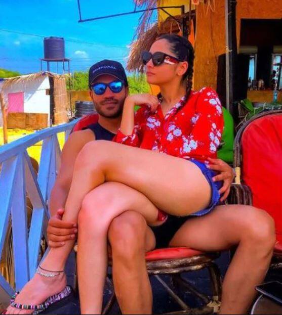 अंकिता नेहमीच विक्कीसोबत आपले फोटो शेअर करत असते. 