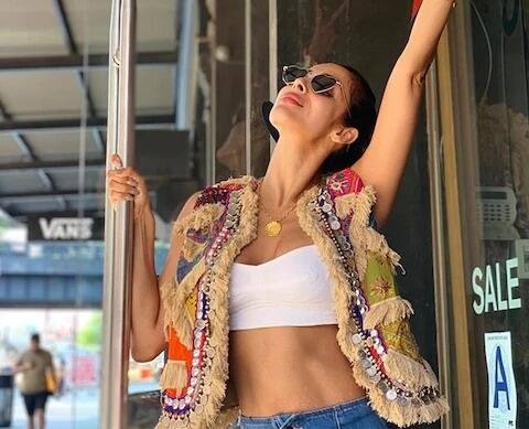 बरं, असे फोटो अथवा स्ट्रेच मार्क्स लपवण्यासाठी फारशी मेहनत न घेण्याची ही तिची पहिलीच वेळ नाही. यापूर्वीसुद्धा तिचा असाच अंदाज पाहायला मिळाला होता. 