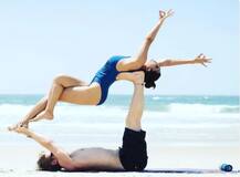 PHOTO | समुद्र किनारी अभिनेत्रीचा पतीसोबत योगाभ्यास