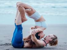 PHOTO | समुद्र किनारी अभिनेत्रीचा पतीसोबत योगाभ्यास