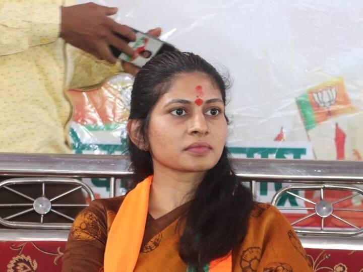 भाजप खासदार रक्षा खडसे यांना देखील कोरोनाची लागण झाली आहे. त्यांनी सांगितलं आहे की, रात्री अचानक प्रकृती बिघडल्याने डॉक्टरांच्या सल्ल्यानुसार कोविड टेस्ट केली असता; माझा टेस्ट रिपोर्ट पोझिटिव्ह आला, तरी गेल्या आठ दिवसात माझ्या प्रत्यक्ष संपर्कात आलेल्यानीं स्वतःची कोविड चाचणी करुन घ्यावी. माझी प्रकृती स्थिर असून आपण सर्वांनी स्वत:च्या प्रकृतीची काळजी घ्यावी.