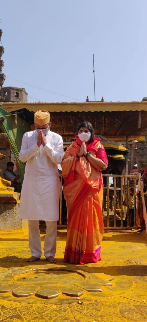 अखंड महाराष्ट्राचं आराध्य दैवत असणाऱ्या जेजुरीच्या खंडेरायाचरणी नतमस्तक होण्यासाठी असंख्य भाविक येत असतात.