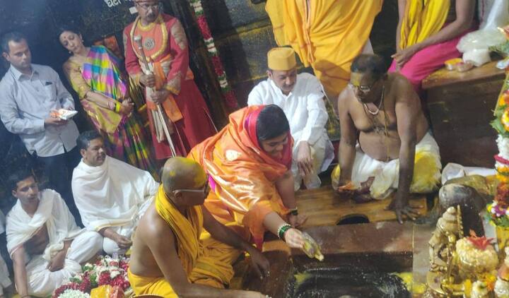 यावेळी त्यांनी खंडेरायाची विधीवत पूजा केली.