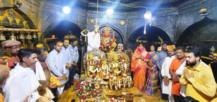 अशा या जेजुरी गडधीशाचरणी नुकतीच खासदार, छत्रपती संभाजी राजे यांनी भेट दिली.