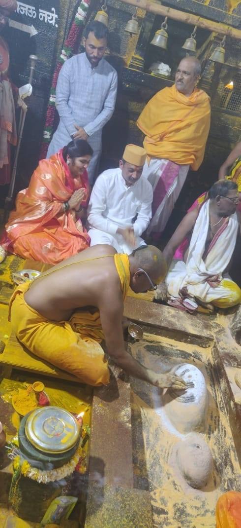 संभाजी राजे यांच्या पत्नी, युवराज्ञी संयोगीताराजे यासुद्धा यावेळी त्यांच्यासोबत होत्या.