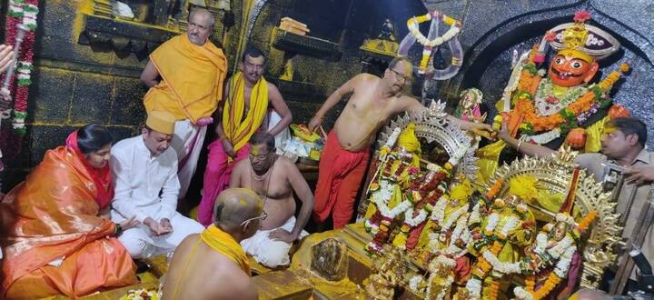 लग्नाच्या 25व्या वाढदिवसानंतर संभाजी राजेंनी जेजुरी गडाला भेट दिल्याचं पाहायला मिळालं.