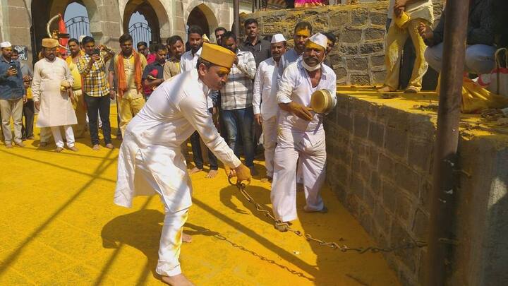 लॉकडाऊन काळात जेजुरी गडावरही लागू करण्यात आलेल्या निर्बंधांमुळं मंदिरात प्रवेशास बंदी घालण्यात आली होती. पण, नियमांमध्ये शिथिलता आल्यानंतर अनेक भाविकांनी सोन्याच्या जेजुरीची वाट धरली.
