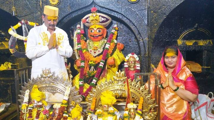 संभाजी राजेंनी सर्वांच्याच भेटीला आणलेल्या या छायाचित्रांतून काही कारणास्तव जेजुरीपर्यंत जाऊ न शकणाऱ्या अनेकांनाच खंडेरायाचं दर्शन होत आहे असं म्हणायला हरकत नाही. (सर्व छायाचित्रं- Yuvraj Sambhajiraje Chhatrapati )