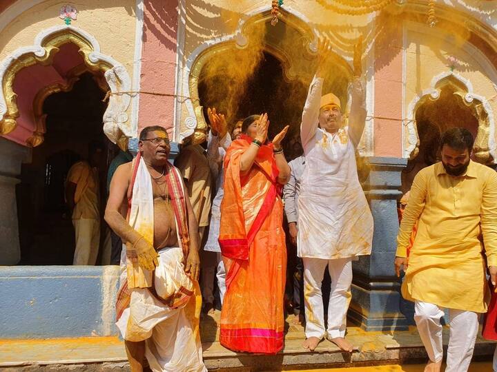 येळकोट येळकोट जय मल्हार, सदानंदाचा येळकोट; असं म्हणत मंदिराबाहेर भंडाराही उधळला.