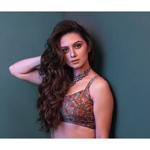 Photo | श्रुती मराठेचा क्लासी लूक, चाहते घायाळ!