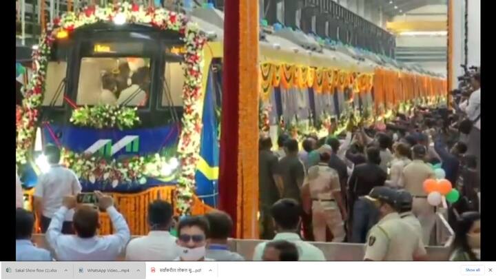 ‘एमएमआरडीए’च्या माध्यमातून सुरू असलेल्या मेट्रो मार्गिका व स्टेशन्स उभारणीचे काम अंतिम टप्प्यात आहे. या मार्गावर धावणाऱ्या मेट्रो ट्रेनच्या निर्मितीचे काम ‘बीईएमएल’कडे सोपविण्यात आले असून स्वदेशी बनावटीची ही पहिलीच मेट्रो ट्रेन मुंबईत दाखल झाली आहे.