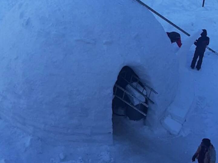 यंदा काश्मिरच्या थंडीने सर्व रेकॉर्ड तोडले आहेत. बर्फवृष्टीमुळे अनेक समस्यांचा सामना करावा लागत आहे. परंतु या बर्फाचा वापर करत चक्क एका व्यक्तीने अनोखे  इग्लू कॅफे बनवले आहे.